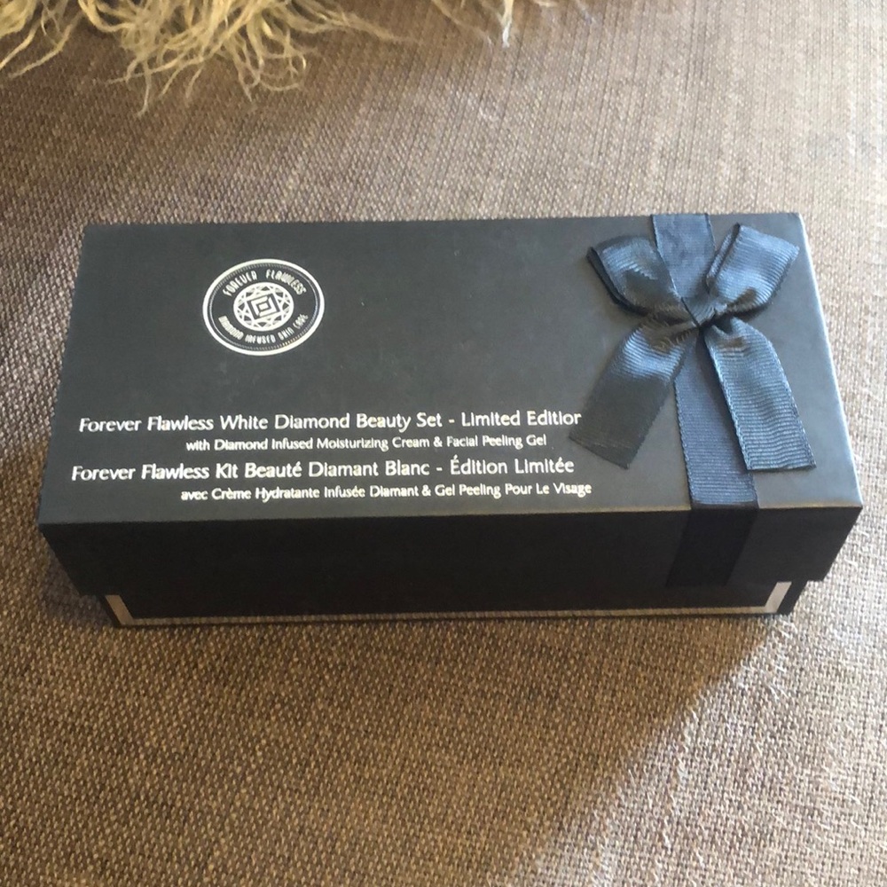 Forever Flawless White Diamond Limited Edition Beauty Set - Picture 3 of 7